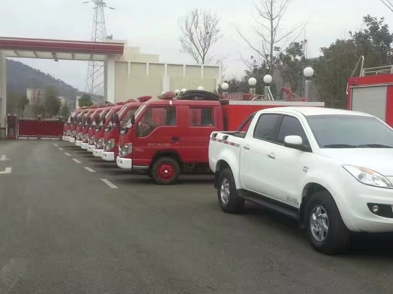 我公司給云南昭通鄉(xiāng)鎮(zhèn)消防隊(duì)維修翻新消防車(chē)輛。