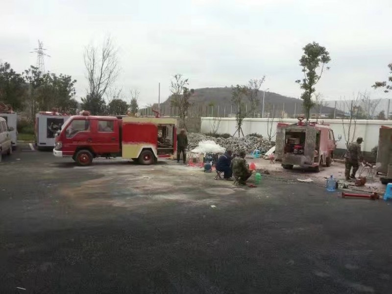 我公司給云南昭通鄉(xiāng)鎮(zhèn)消防隊(duì)維修翻新消防車(chē)輛。。